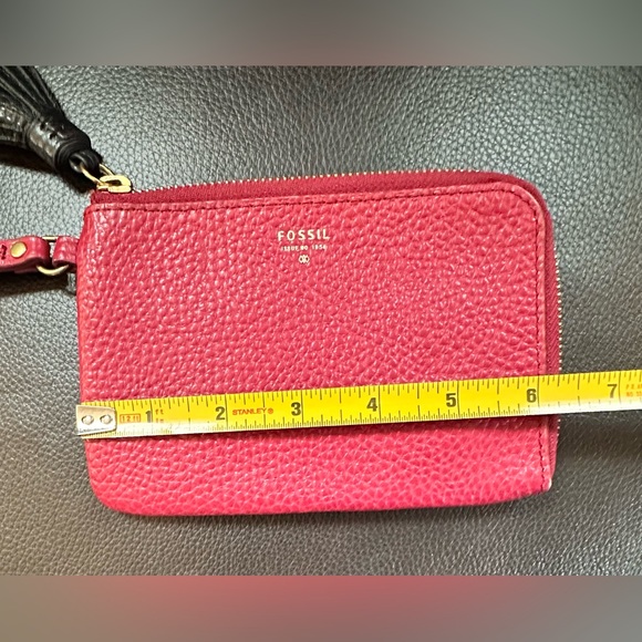 Fossil Pebbled Leather Wristlet Wallet Red W/ Black Tassel Zipper Pull - Picture 9 of 11